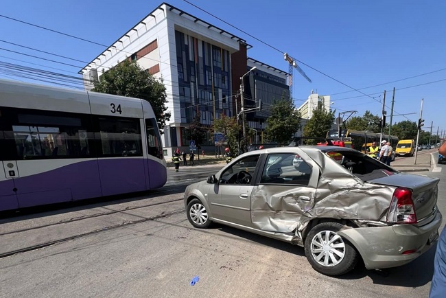 Şoferul maşinii izbite de tramvai a încercat să întoarcă