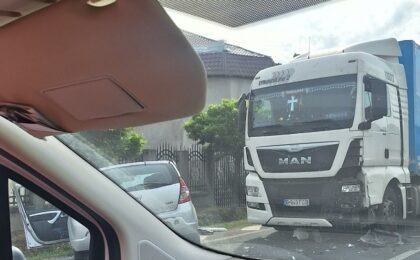 Maşină înfiptă într-un tir, la Recaş. Doi minori au fost răniţi