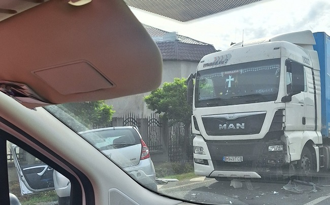 Maşină înfiptă într-un tir, la Recaş. Doi minori au fost răniţi 1 Maşină înfiptă într-un tir, la Recaş. Doi minori au fost răniţi