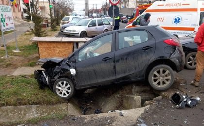 Trei maşini implicate în accidentul de la Remetea. Unul dintre şoferi a părăsit locul evenimentului şi este căutat de poliţie