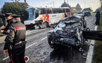 Un român de 33 de ani a murit într-un accident în Italia. Mașina s-a izbit de un autobuz plin cu elevi, 20 fiind răniţi uşor