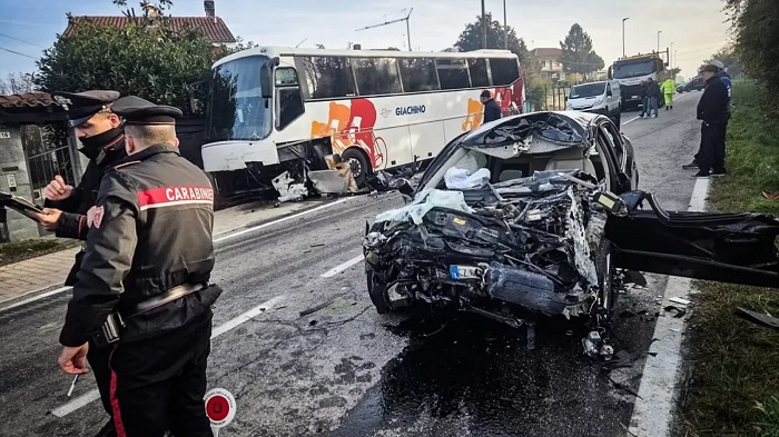 Un român de 33 de ani a murit într-un accident în Italia. Mașina s-a izbit de un autobuz plin cu elevi, 20 fiind răniţi uşor
