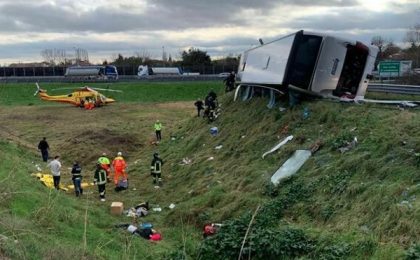 Un autocar plin cu români s-a răsturnat pe o autostradă din Italia. Mai multe persoane sunt rănite