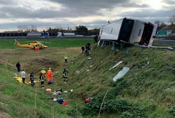 Un autocar plin cu români s-a răsturnat pe o autostradă din Italia. Mai multe persoane sunt rănite