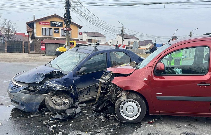 Un şofer în vârstă de 75 de ani şi altul de 74 s-au ciocnit violent la Săcălaz