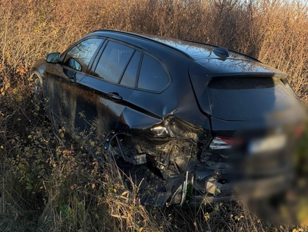 Mașină staționată parțial pe șosea, izbită violent de un alt automobil și proiectată în câmp 2 https://renasterea.ro/masina-stationata-partial-pe-sosea-izbita-violent-de-un-alt-automobil-si-proiectata-in-camp/