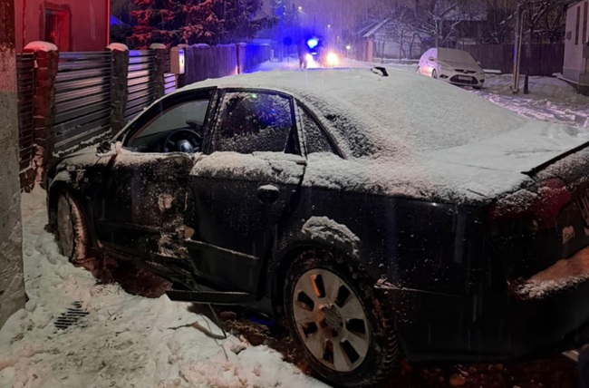 Un tânăr de 20 de ani a intrat cu mașina într-un stâlp, la Sânnicolau Mare