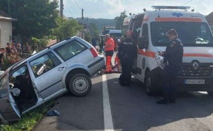 Tragedie pe un drum din vestul țării. Autoturism spulberat de camionul condus de un șofer turc