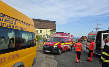 Microbuz școlar cu 11 elevi și 2 profesori, din județul Hunedoara, implicat într-un accident rutier