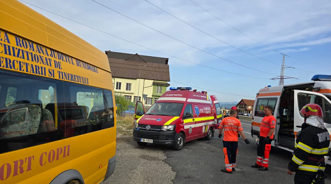 Microbuz școlar cu 11 elevi și 2 profesori, din județul Hunedoara, implicat într-un accident rutier