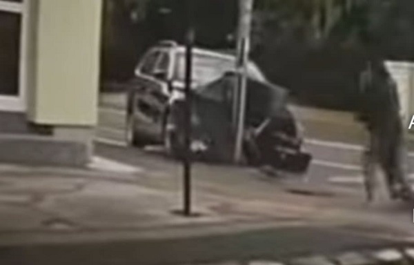 VIDEO! Doi pietoni au scăpat ca prin minune, la Timişoara, după ce o maşină s-a oprit într-un stâlp