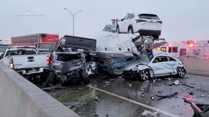 Peste 100 de maşini făcute praf, 6 morţi şi 65 de răniţi, după un carambol de proporții, pe o autostradă din Texas (video)