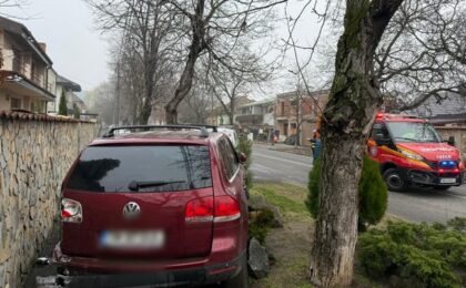 Accident în Timişoara. Un şofer în vârstă de 70 de ani, băut bine, s-a oprit pe trotuar, după ce a lovit o conductă de gaz 7 Accident în Timişoara. Un şofer în vârstă de 70 de ani, băut bine, s-a oprit pe trotuar, după ce a lovit o conductă de gaz