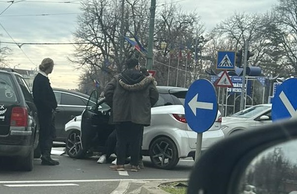 Accident grav în Timişoara: o şoferiţă în vârstă de 16 ani a trecut pe roşu la semafor 1 Accident grav în Timişoara: o şoferiţă în vârstă de 16 ani a trecut pe roşu la semafor