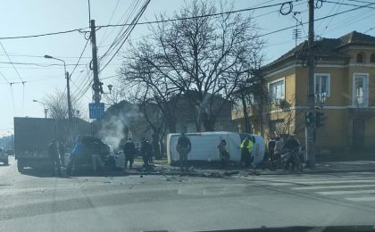 Accident grav în Timișoara: trei victime, o mașină răsturnată