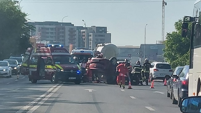 Accident grav în Timişoara: un şofer de 72 de ani s-a răsturnat cu maşina, după impactul cu un alt automobil