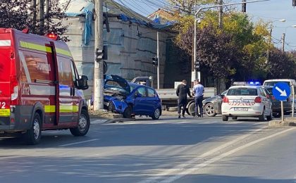 Accident în Timişoara: autoturism oprit într-un stâlp, trafic dat peste cap