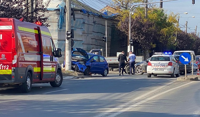 Accident în Timişoara: autoturism oprit într-un stâlp, trafic dat peste cap