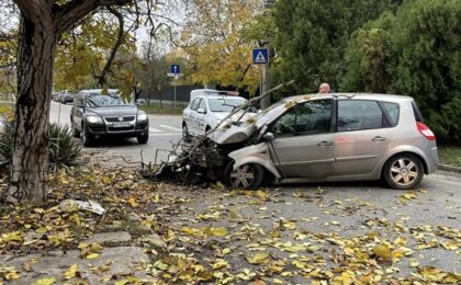 Accident la Timișoara. Mașină în pom, stradă blocată