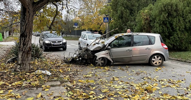 Accident la Timișoara. Mașină în pom, stradă blocată
