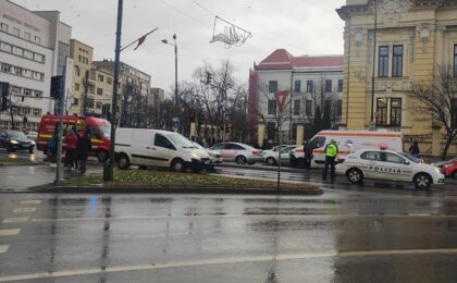 Accidente în Timişoara, pe Calea Lugojului şi lângă sediul BNR. O şoferiţă în vârstă de 85 de ani a lovit doi muncitori