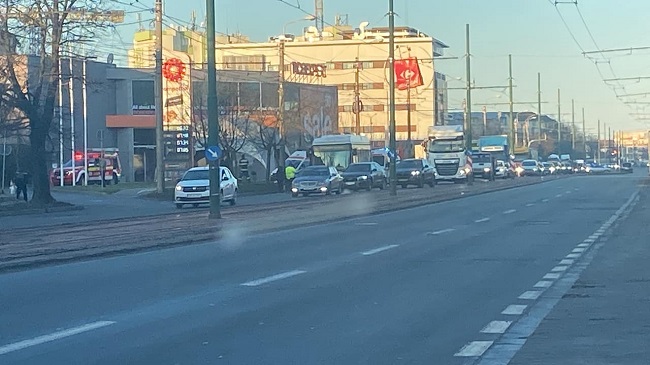 Accident grav în Timișoara. Două persoane, pasagere într-un troleibuz, au fost rănite