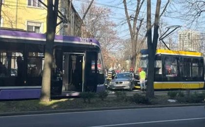 O persoană a fost rănită în urma unui accident produs între un tramvai și un autoturism