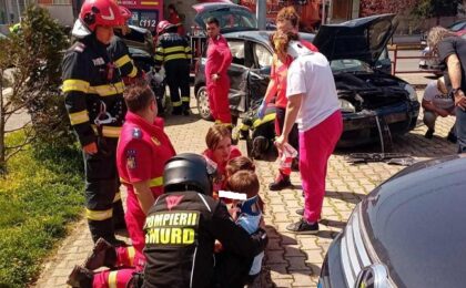 Două accidente rutiere grave s-au produs în județul Timiș. Doi minori și trei adulți au fost grav răniți