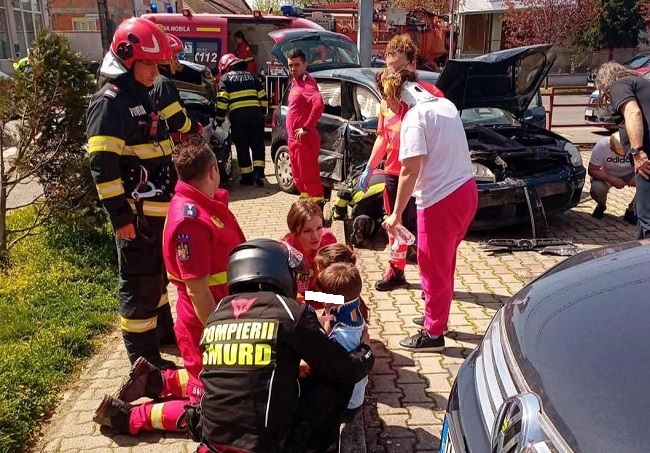 Două accidente rutiere grave s-au produs în județul Timiș. Doi minori și trei adulți au fost răniți 1 Două accidente rutiere grave s-au produs în județul Timiș. Doi minori și trei adulți au fost grav răniți