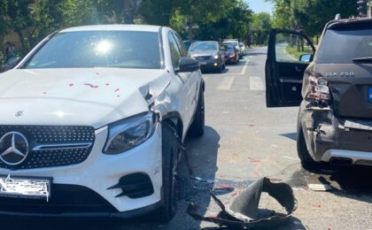 Accident violent în Timișoara, trei mașini implicate. Foto
