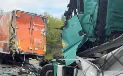 Un TIR înmatriculat în Timiş, implicat într-un accident grav pe autostrada M5 din Ungaria. O femeie aflată pe locul din dreapta a murit