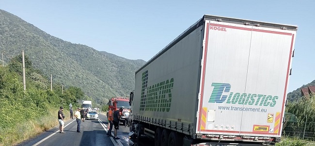 Trafic oprit pe DN 6, localitatea Topleț, în urma producerii unui accident