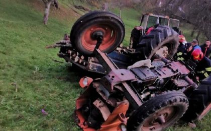 Un bărbat de 70 de ani a murit după ce s-a răsturnat cu tractorul