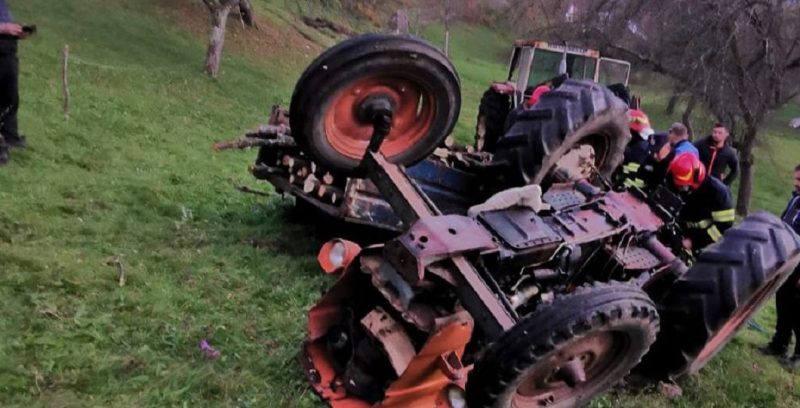 Un bărbat de 70 de ani a murit după ce s-a răsturnat cu tractorul