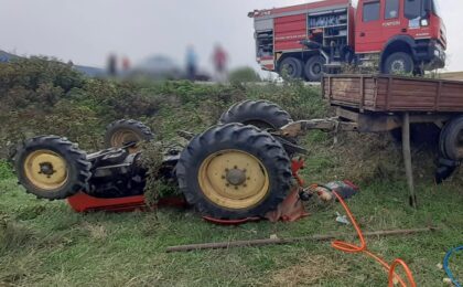 Elicopterul SMURD, solicitat pentru salvarea unui tânăr prins sub un tractor, în vestul țării