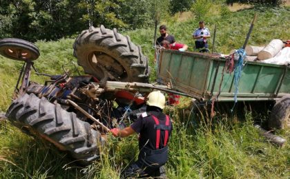 Accident cumplit: tractor răsturnat peste un bărbat (foto)