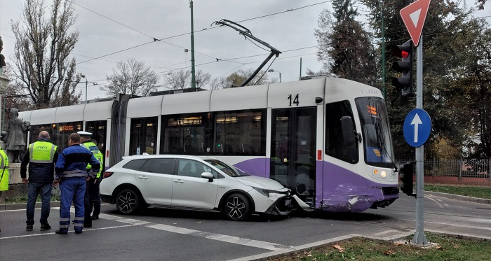 Accident între un autoturism şi un tramvai, în centrul Timişoarei. Trafic dat peste cap
