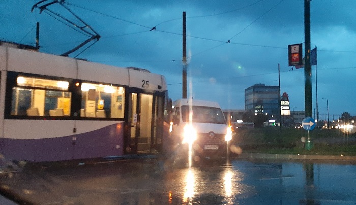 Accident în Timișoara: un microbuz a fost lovit de tramvai. Trafic dat peste cap