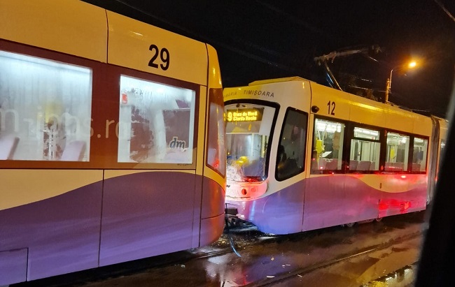 STPT mușamalizează accidente: două ciocniri între tramvaie, în două zile - Foto şi Video