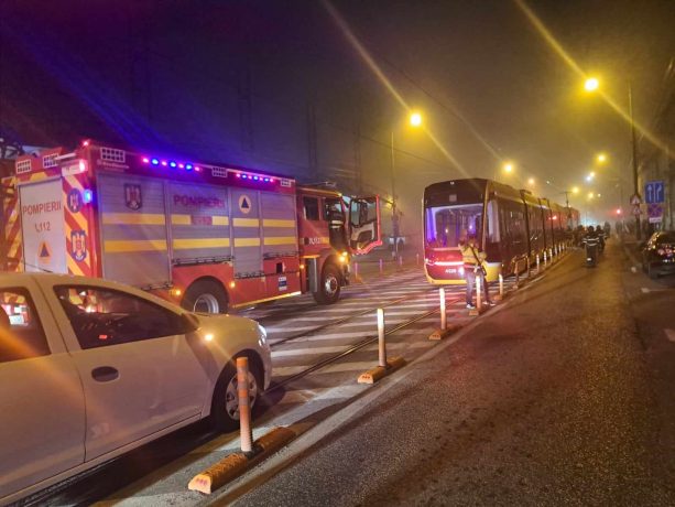 Impact violent între două tramvaie, la Timișoara. Unul a fost proiectat în mașini aflate la semafor. Vatman încarcerat