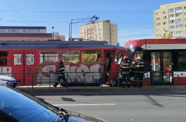 Accident violent între două tramvaie, la Arad. Mai multe victime 1 Accident violent între două tramvaie, la Arad. Mai multe victime