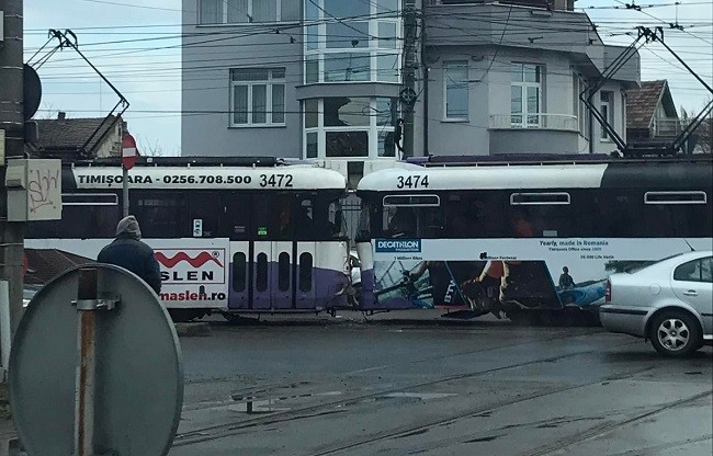 Două tramvaie s-au ciocnit frontal la Timișoara. Circulația în zonă a fost blocată