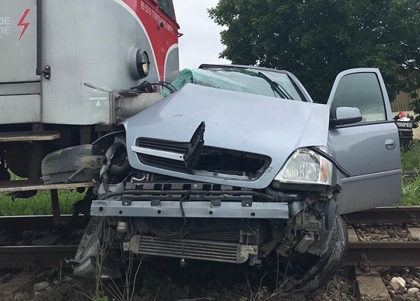 Accident feroviar lângă Timişoara. Maşină făcută zob de un tren, şofer inconştient