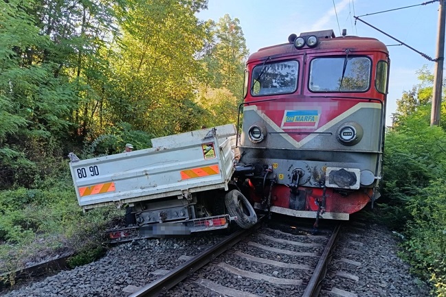 Accident în vestul țării, un tren marfar a acroșat o autoutilitară 1 Accident în vestul țării, un tren marfar a acroșat o autoutilitară