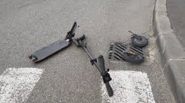 Un bărbat de 58 de ani a murit la spital, la câteva zile după ce a căzut de pe o trotinetă electrică