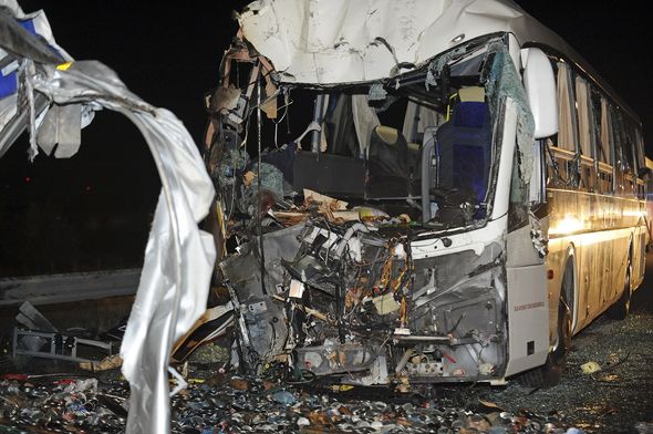 Opt morți în Ungaria, după ce un autocar a lovit pilonul unui viaduct