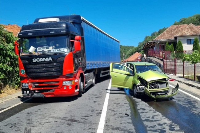 Trei victime în urma coliziunii dintre un autoturism și un autotren 1 Trei victime în urma coliziunii dintre un autoturism și un autotren