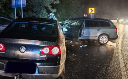 Impact violent între două mașini. Pompieri și patru echipaje medicale, la fața locului