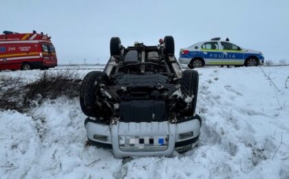 Maşină răsturnată pe un drum din Timiş, pasager rănit (foto) 9 Maşină răsturnată pe un drum din Timiş, pasager rănit (foto)