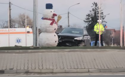 Foto: Un șofer neatent s-a întâlnit cu un om de zăpadă. Asta după ce a ratat un sens giratoriu